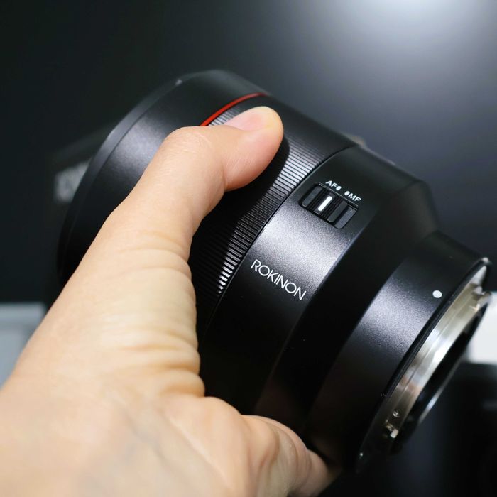 Obiectiv Samyang/Rokinon AF 85mm f1.4 montura Canon RF + lens dock