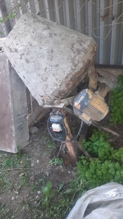 Бетономешалка с корытом