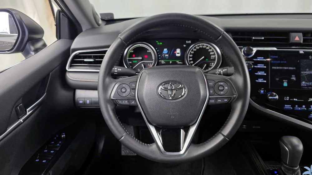 Toyota Camry 2.5 XLE Hybrid   31