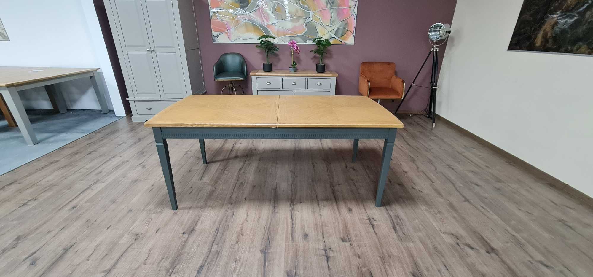 Трапезна дървена маса със сиви крака