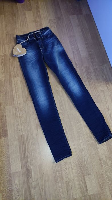 Нови дънки с етикет