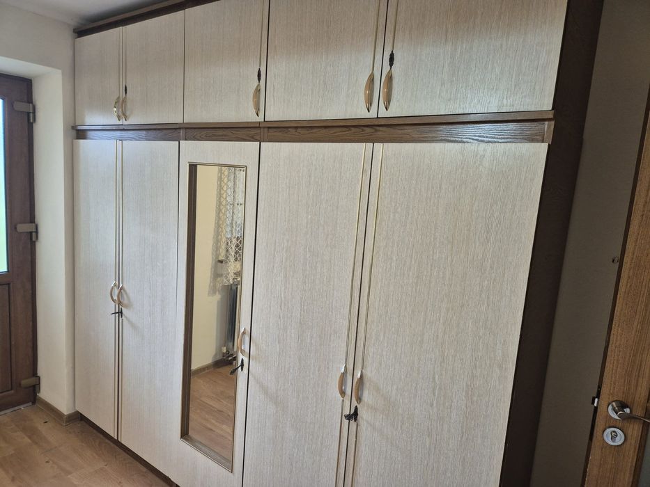 Mobilier complet de dormitor, dulap, noptiera, masuta scaune