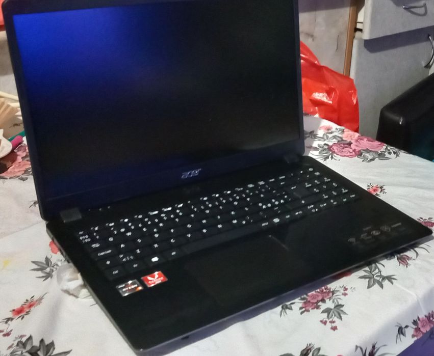 Vând laptop HP cu procesor AMD Ryzen 5 3500U, grafică integrată Radeon