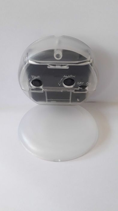 часовник будилник кварцов за маса и път уникален и красив