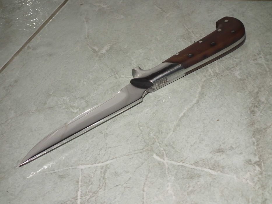 Cutit masiv retro - probabil cutit militar - ín stare foarte buná