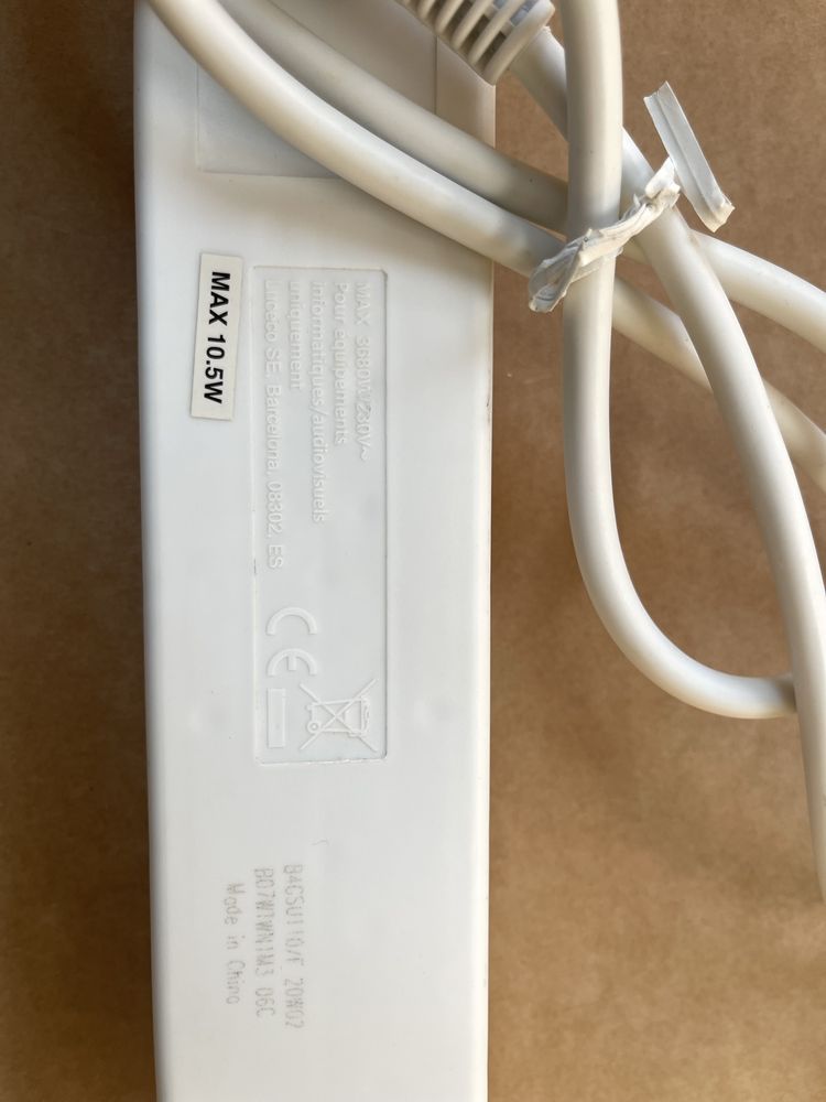 Tripla prelungitor 4 prize Amazon basics cu incarcator inclus usb