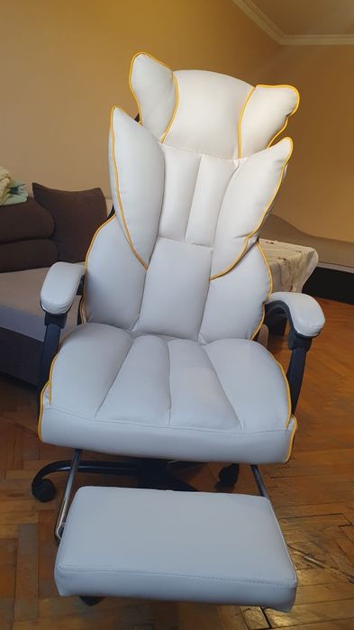 Компютърен  стол, тапициран в Бяла еко кожа