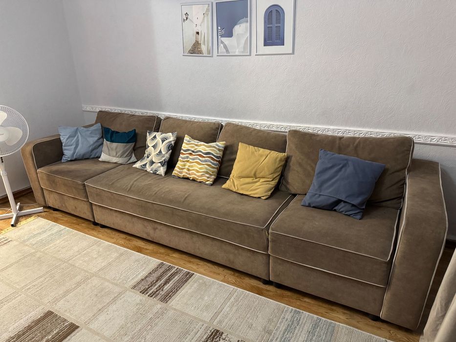 Диван с подушками