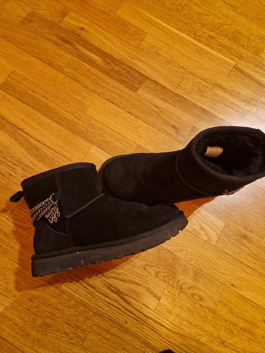 Vând cizme UGG negre, mărime 36