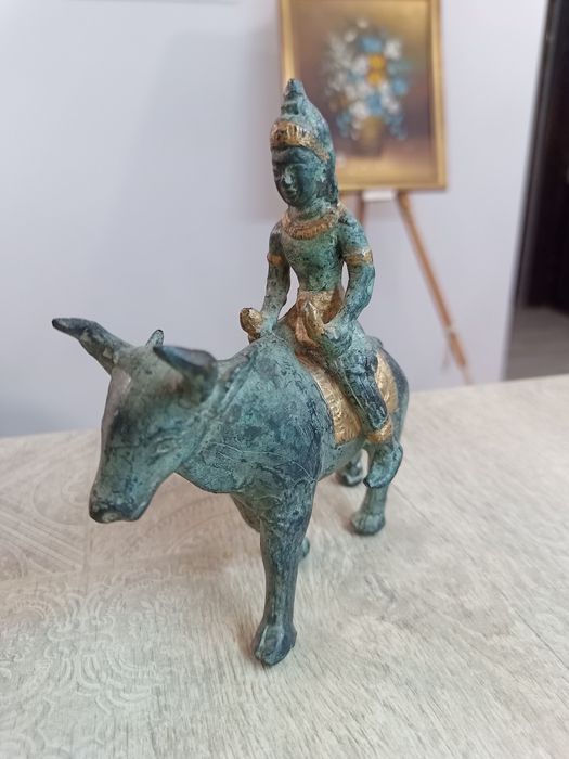 Статуетката изобразява Бог Яма (Владетелят на Правосъдието),