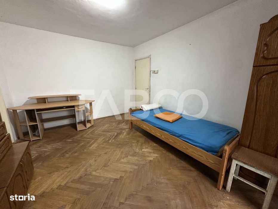 Apartament semidecomandat 2 camere balcon etaj 2 zona Negoiului