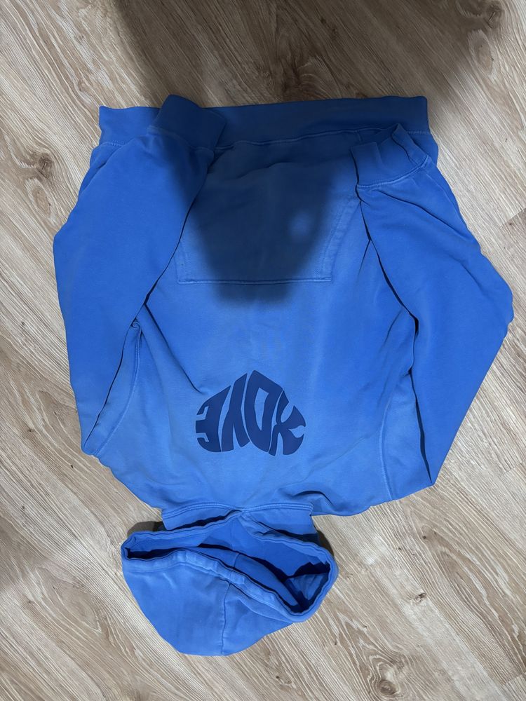 Бяло и синьо hoodie