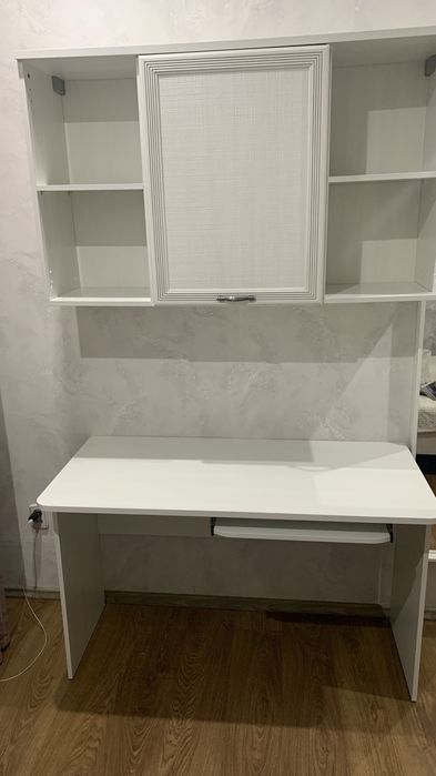 Продаю письменный стол и навесной шкаф