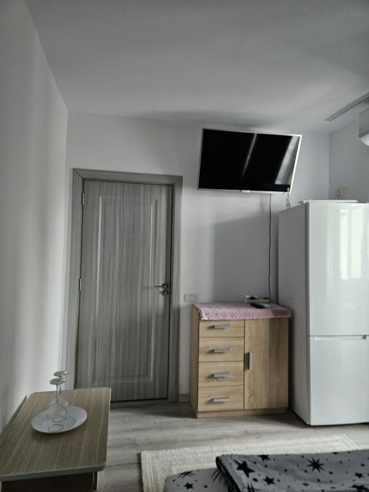Închiriez apartament cu 2 camere
