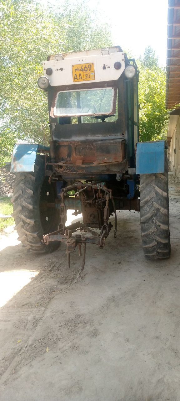 Traktor sotiladi