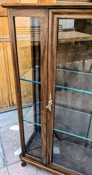 Две антикварные Витрины после качественной реставрации на выбор.