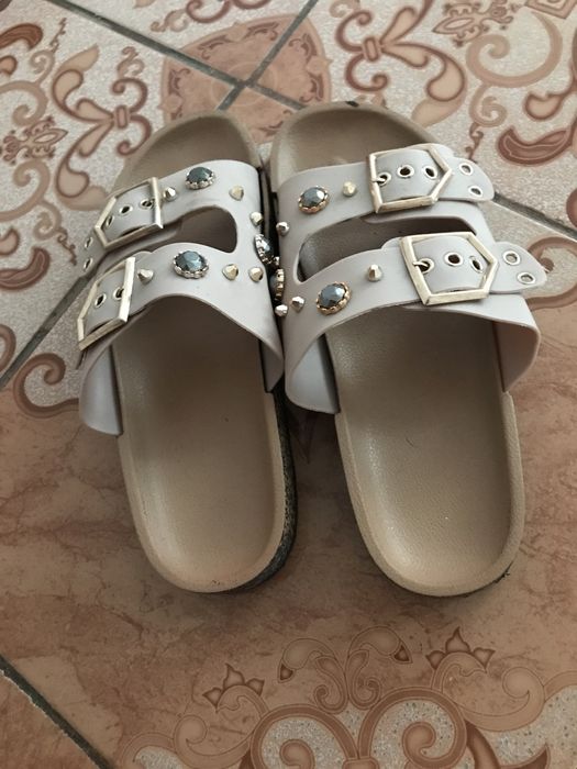 Vând papuci arata bine