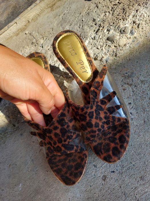 Pantofi cu toc aurii