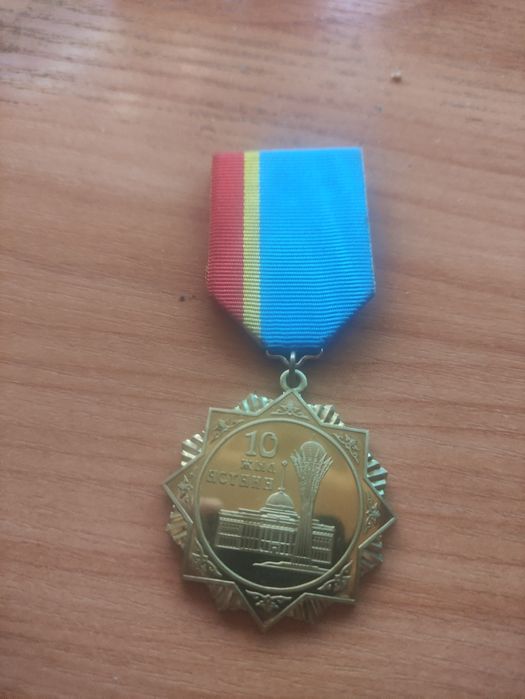 Продам знак 10 лет Астане