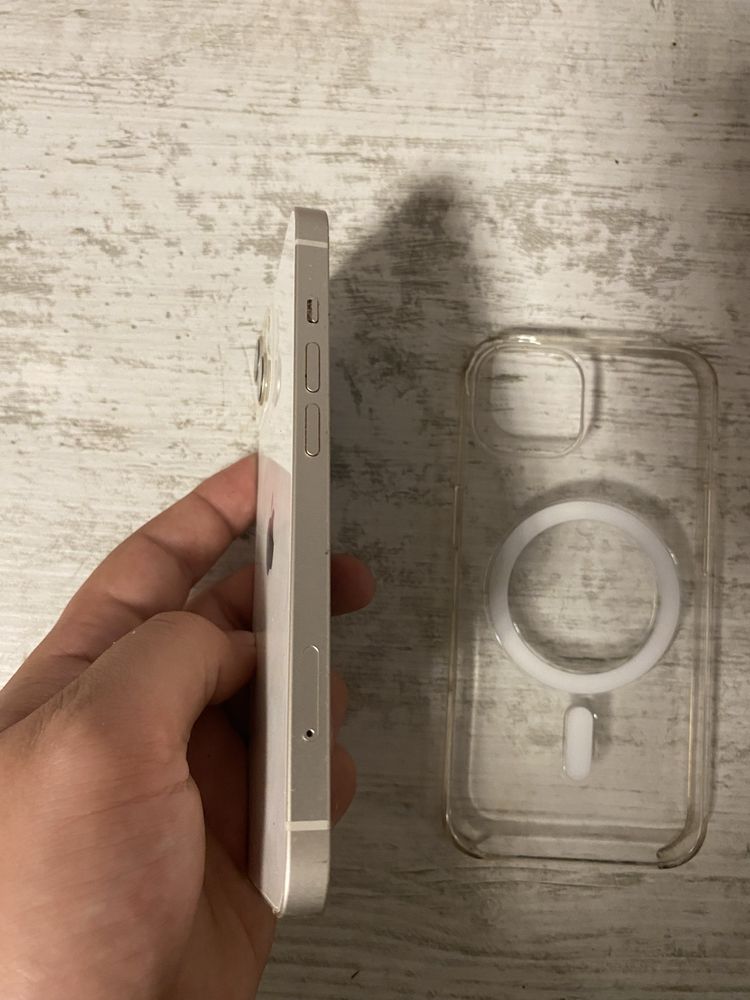 Vand iphone 13 alb 256gb 1850 lei