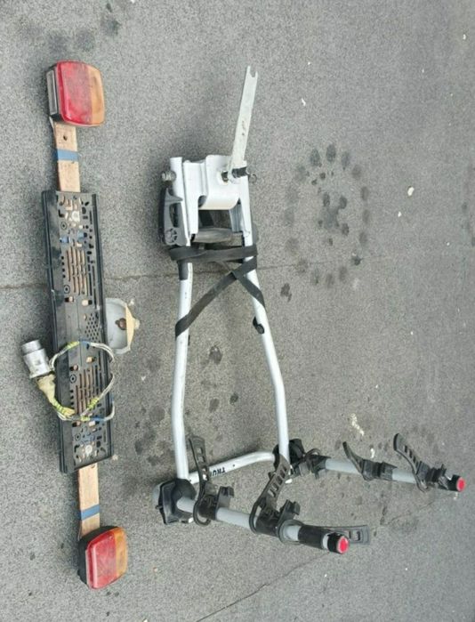 Suport 3 biciclete Thule pentru cârlig și bară suport număr mașină 0