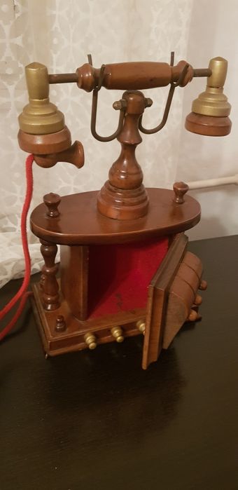 Telefon vechi pentru decor, sub forma de cutie.