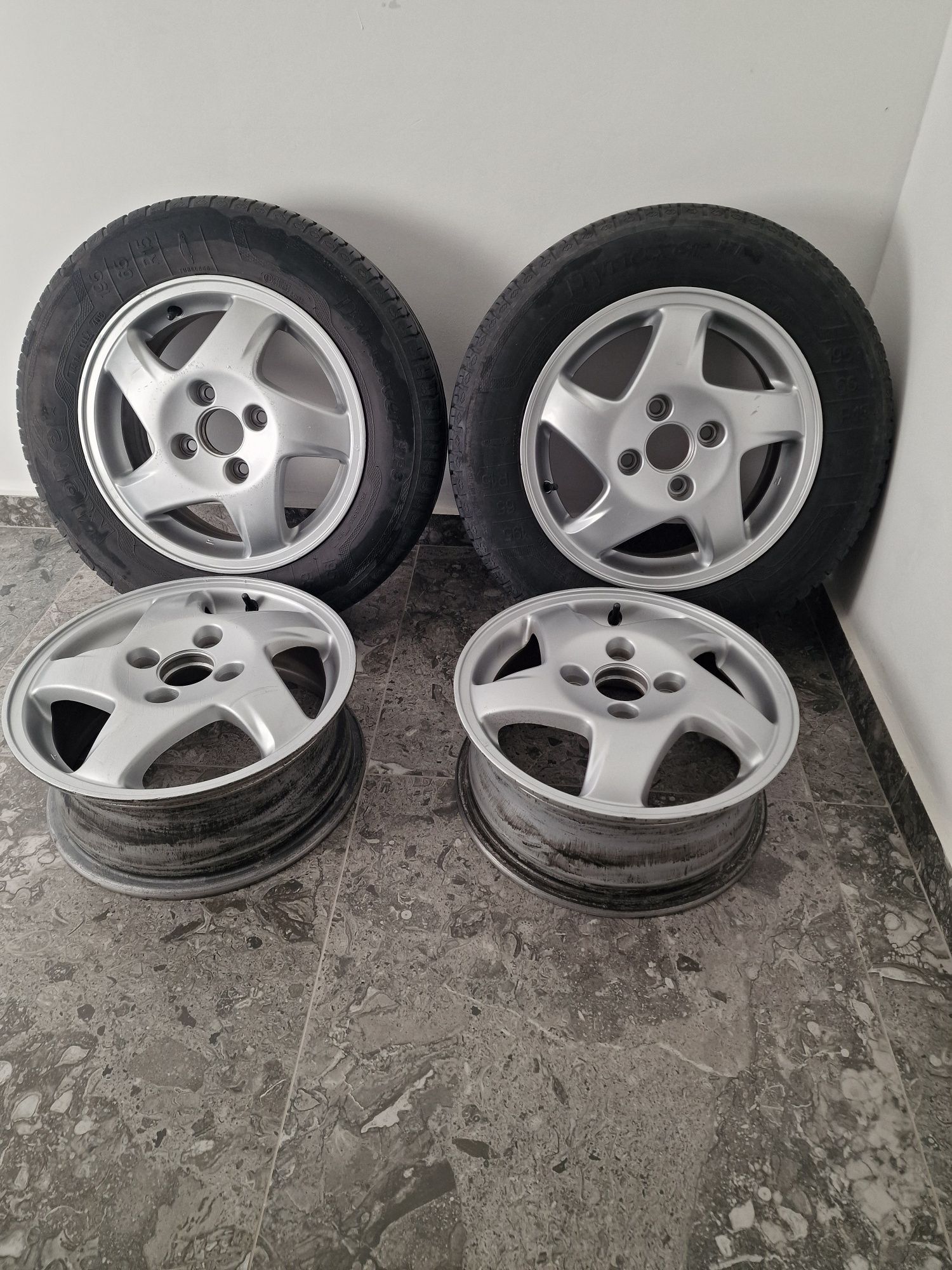 Продавам Оригинални джанти от HONDA с гуми 195/65/15.