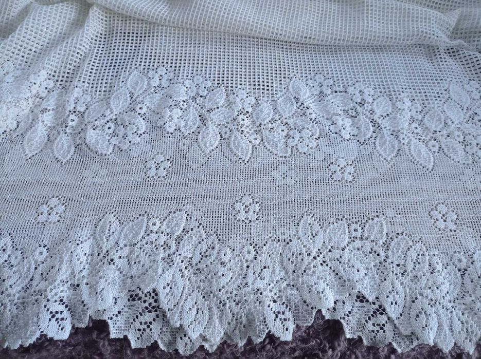 Perdea peforata, densa , placuta la atingere, impecabila