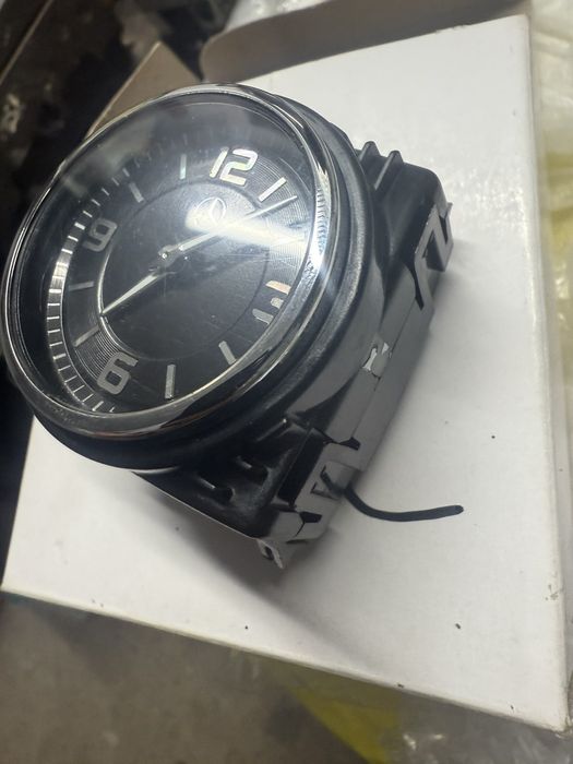 Часовник Mercedes свален от w213