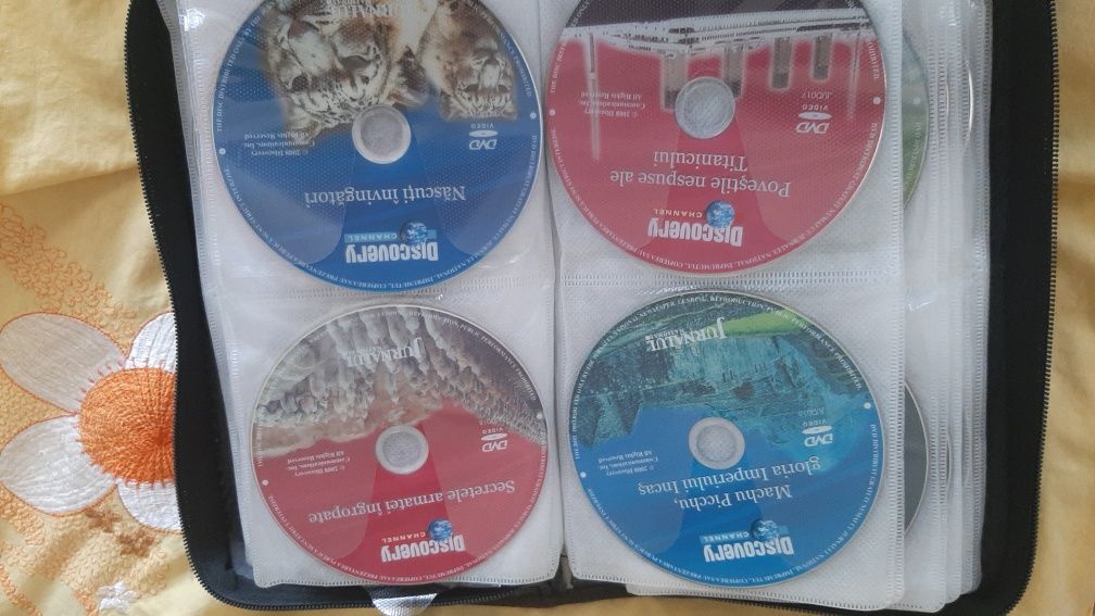 CD cu muzică, filme, documentare și desene.