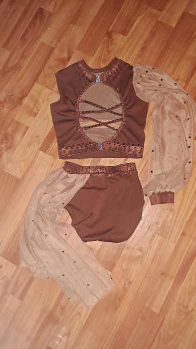 Costum dans lucrat pe comanda