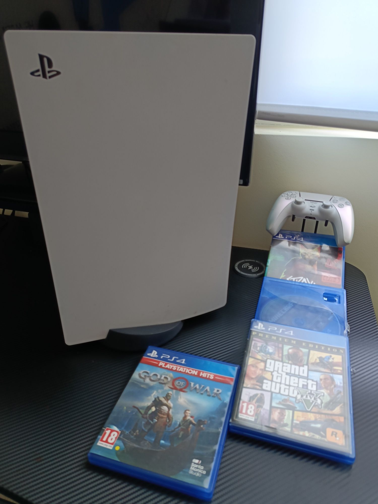 PS 5 ,нов оригинален джойстик и 4 игри