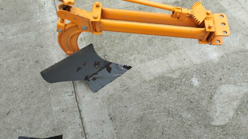 Vând plug și roti metalice
