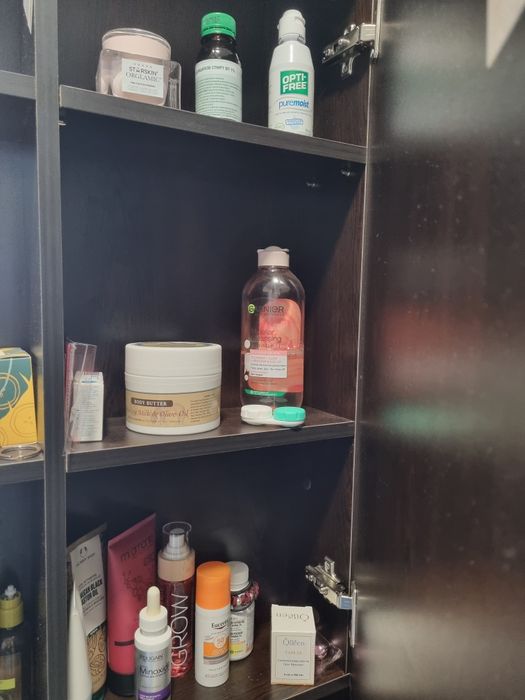 Етажерка за козметика с огледало