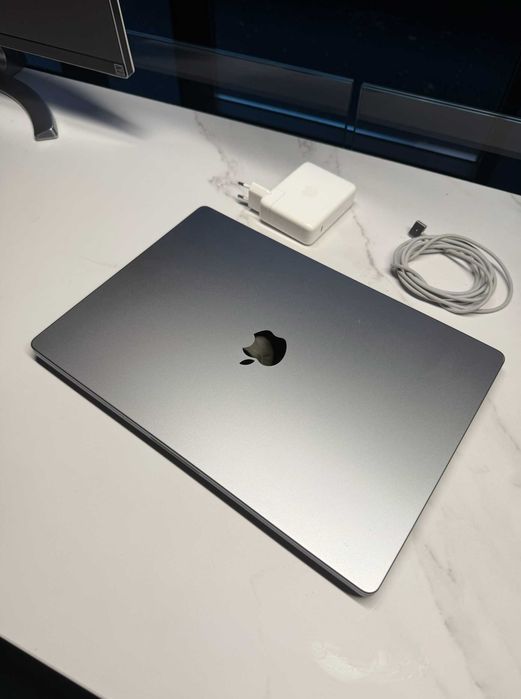 MacBook Pro M1 MAX / 16-inch / 32 Gb / 1 TB / Space Gray / 97% Battery