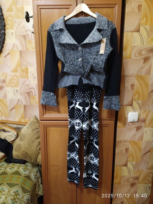 Свитера, кофты женские разные с лосинами. Можно по отдельности.