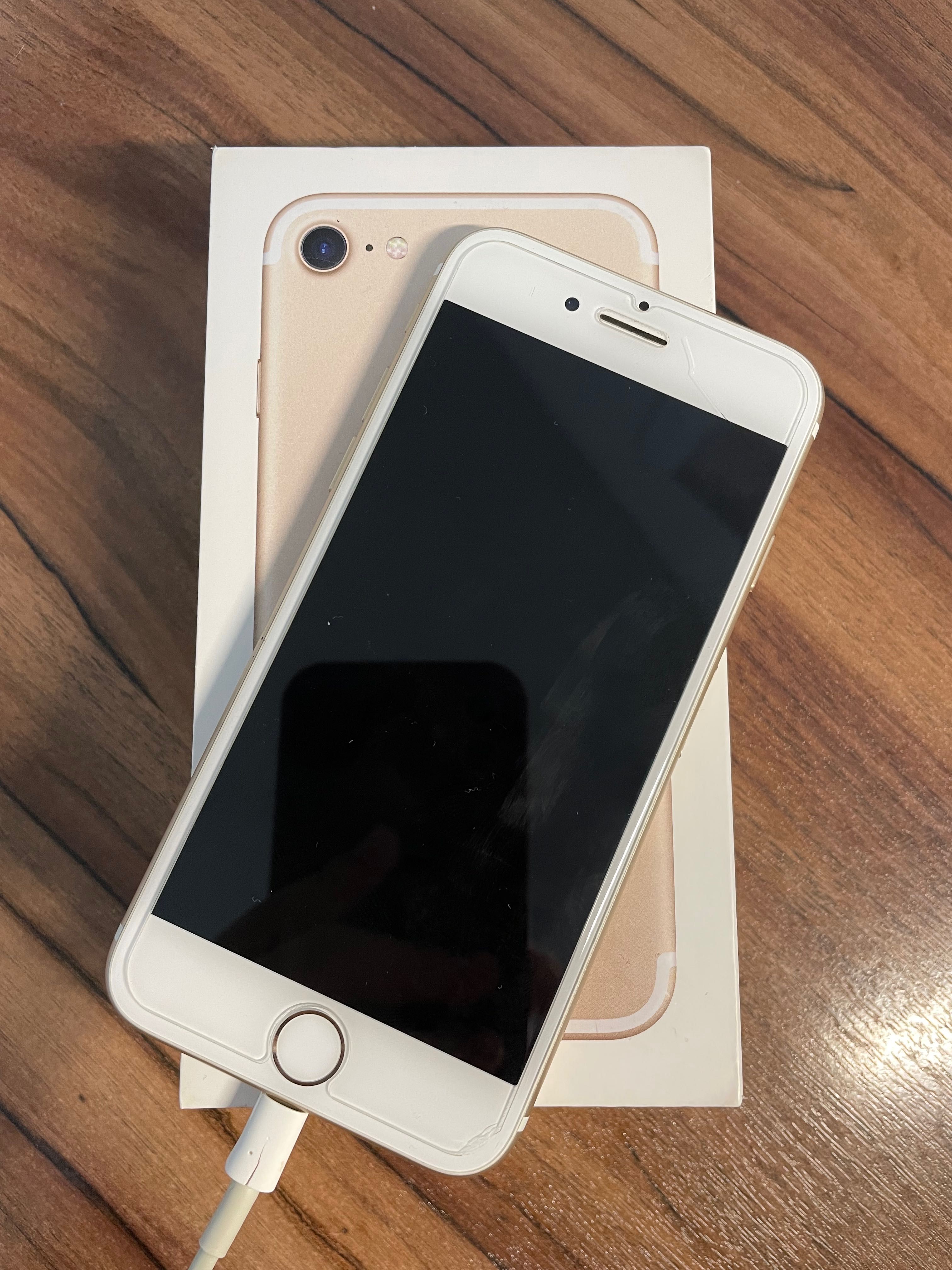 Продам iPhone 7, 32 гб, золотистого цвета, + чехлы