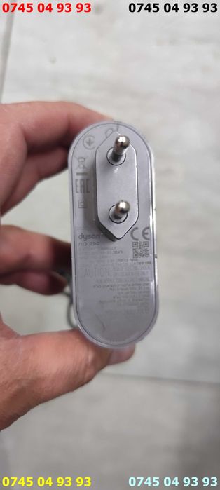 aspirator DYSON V8 acumulator bun  incarcator teava perie