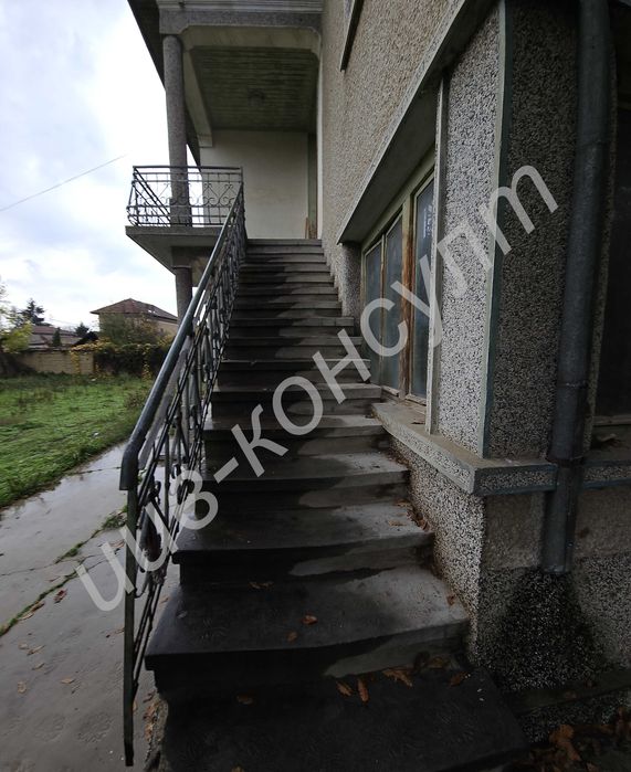 Двуетажна тухлена къща с търговски помещения, с. Ресен