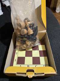 Шах с дървени фигури