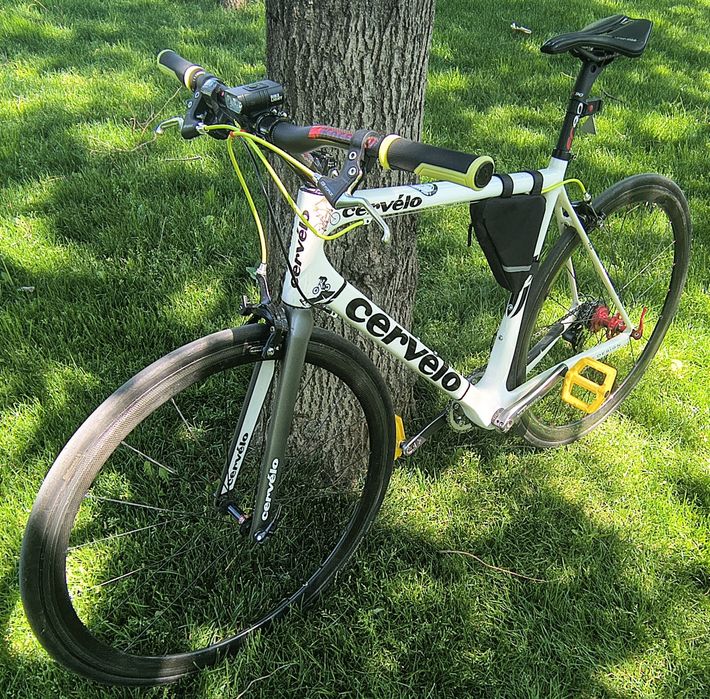 Bicicletă cursieră Cervelo (carbon)