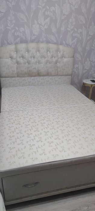 Тапицирана спалня с табла