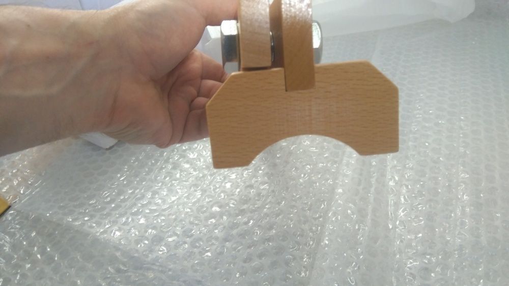 Всички Монтесори материали - метални гайки с болтове на дървена стойка