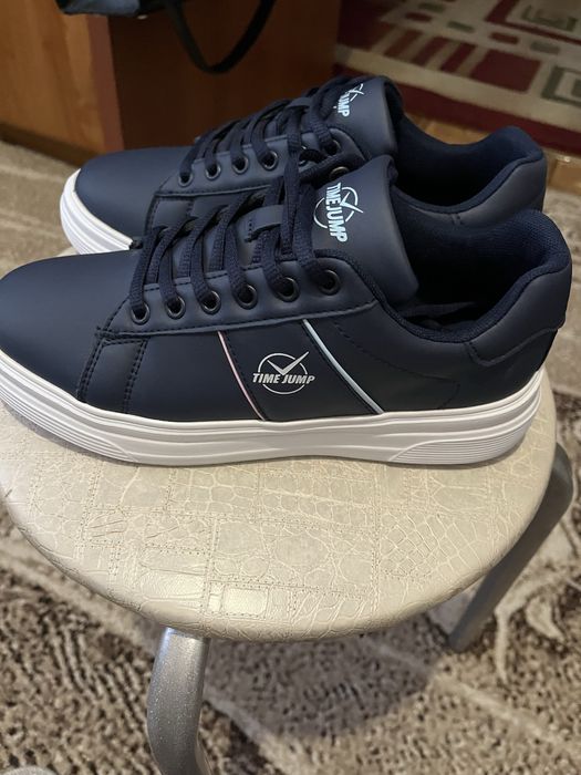 Продам крассовки женские