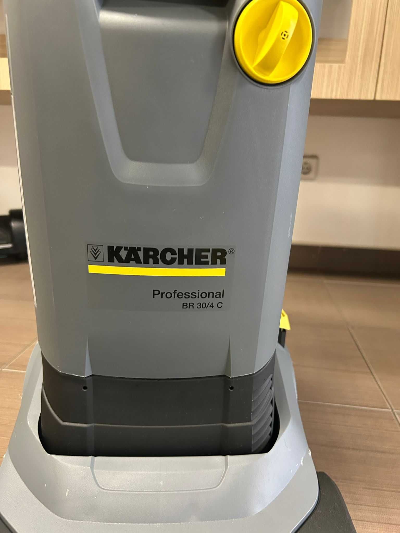 Masina de frecat-aspirat Karcher BR 30 4 C