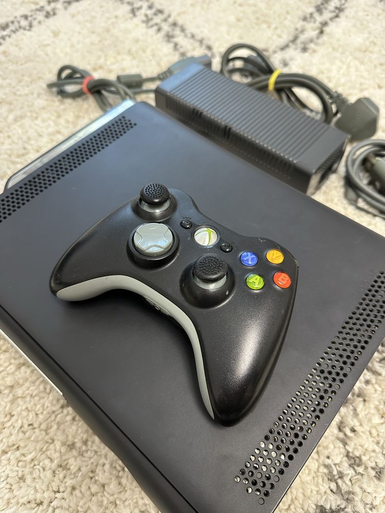 Xbox 360 elite- perfect functional + controller