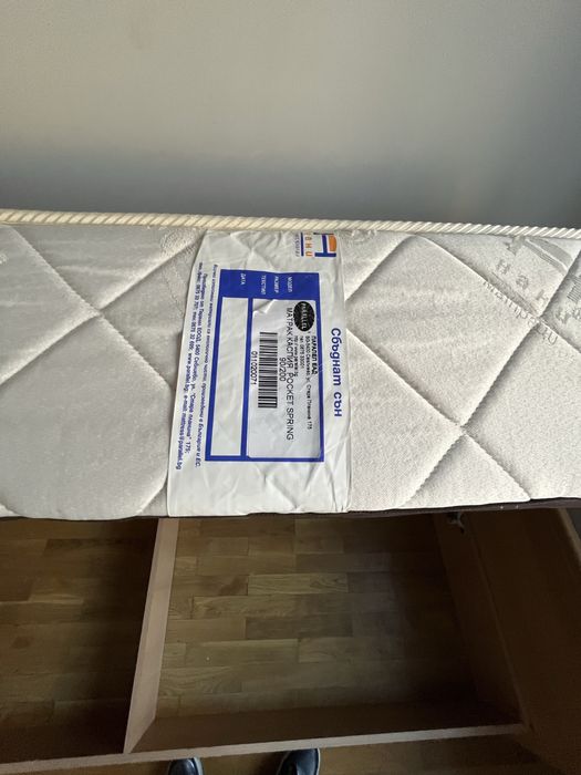 Обзавеждане за стая: легло с матрак, гардеров, шкаф, бюро и етажерки