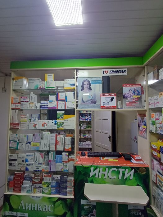 Аптека учун мебель сотилади