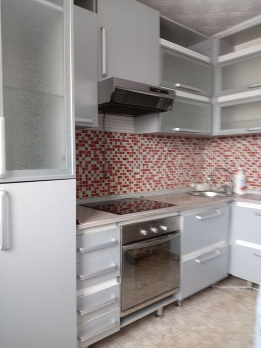 Продам кухню у0гол на право с плитой  духовкой