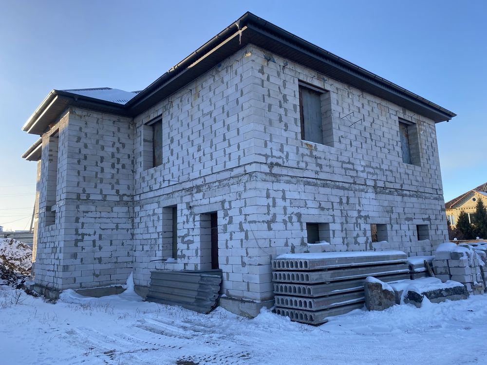 Продам дом не достроеный в шикарном районе.